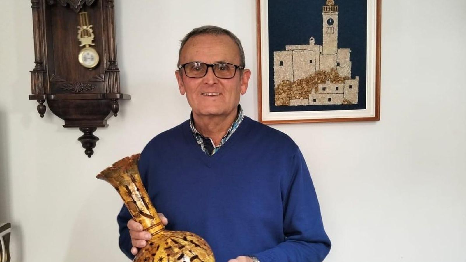 Manuel Ayala con uno de sus últimos trabajos elaborados en agosto de 2024.