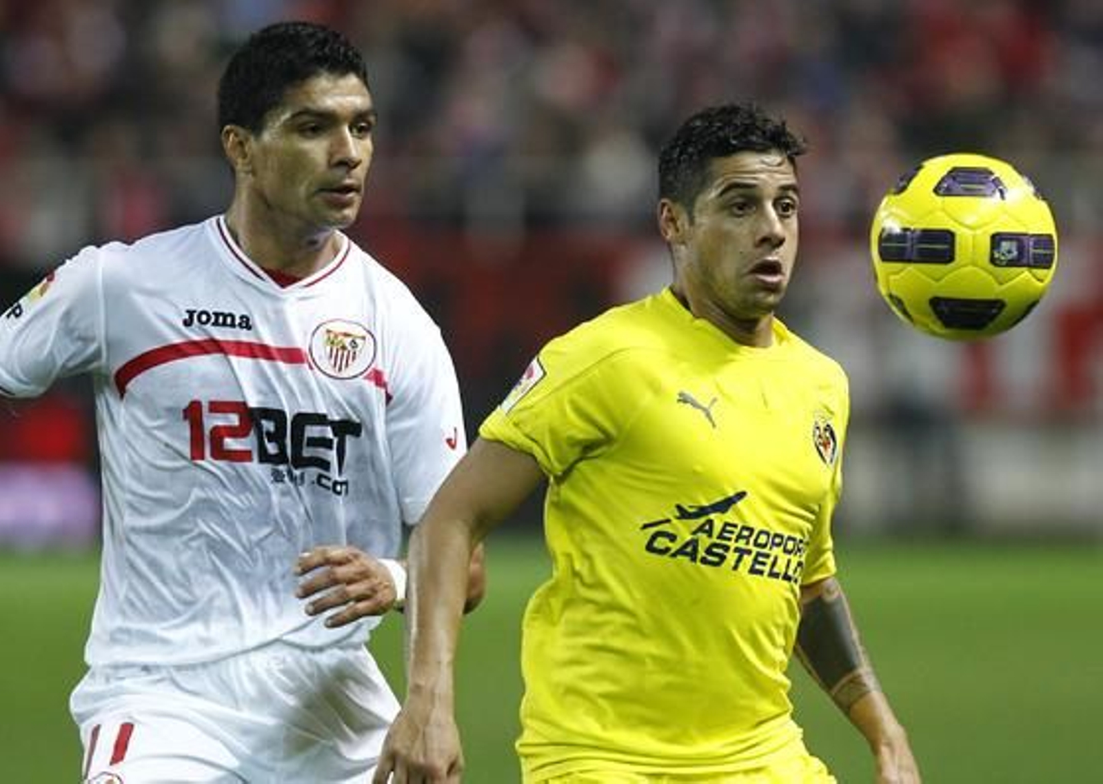 El Sevilla celebra la vuelta de Sergio Sánchez a los terrenos de juego con el pase a las semifinales de Copa del Rey ante el Villarreal (3-0). / Antonio Pizarro