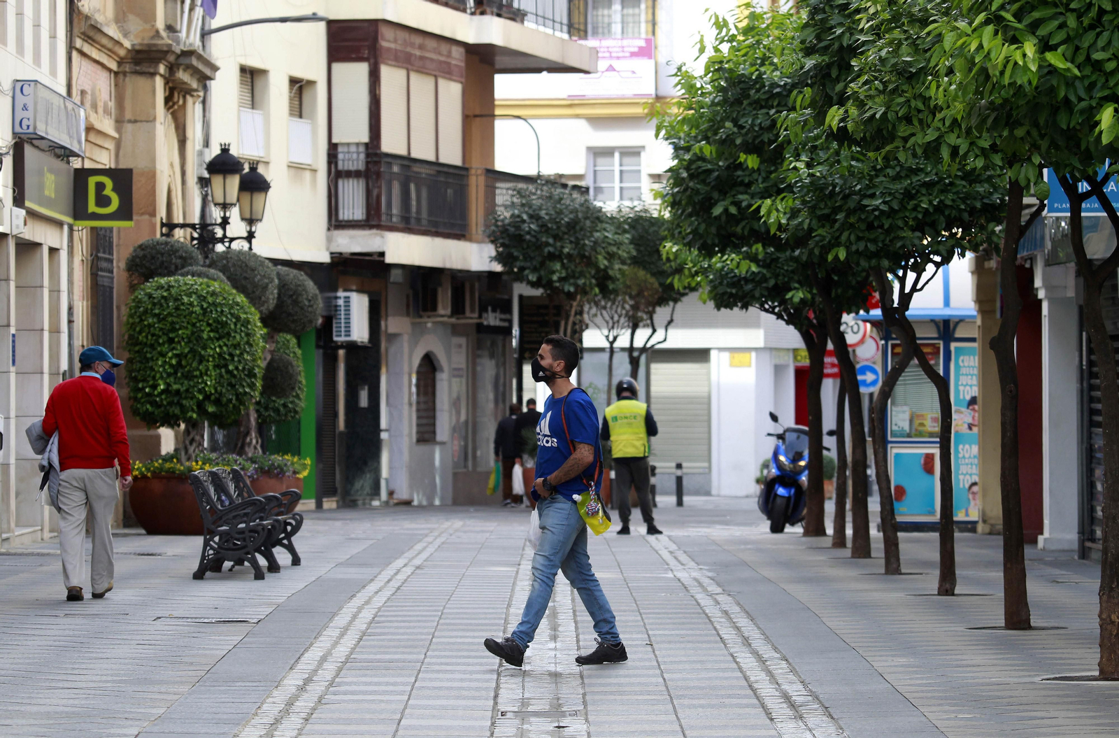 Un joven pasea por el centro de Algeciras.