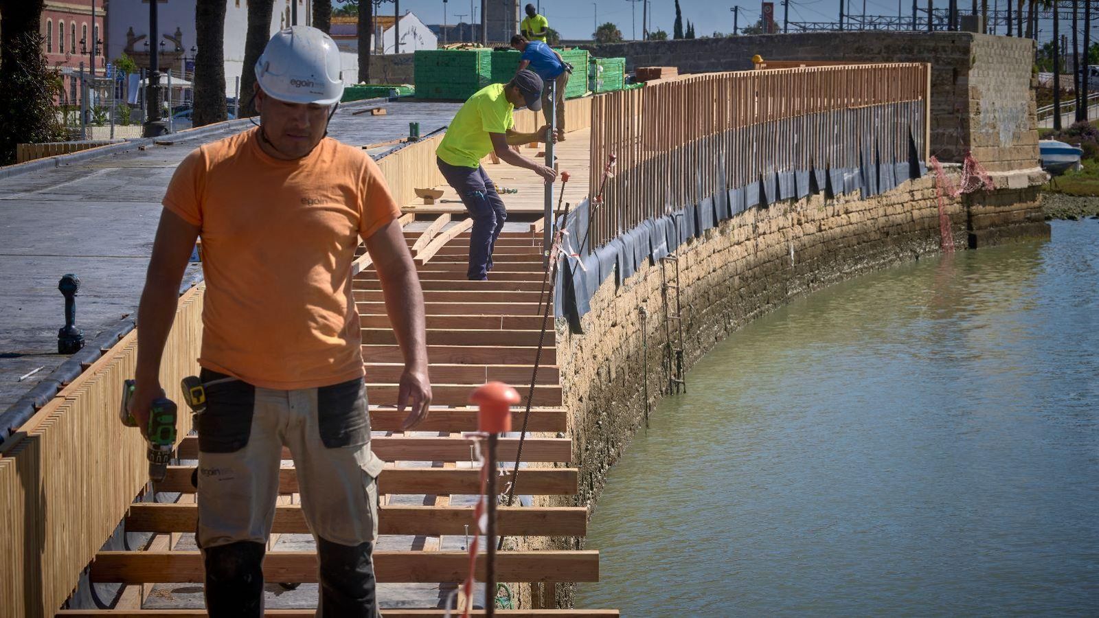 Una rampa de madera da acceso llega hasta el estribo del antiguo puente y servirá además de mirador.