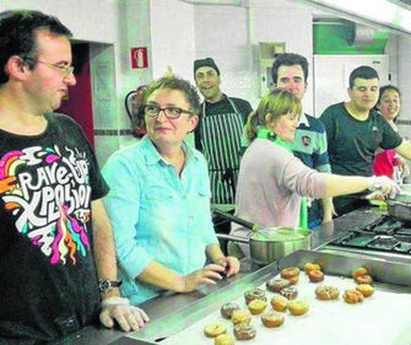 Usuarios de centros de El Saliente en las cocinas preparando dulces de Semana Santa.