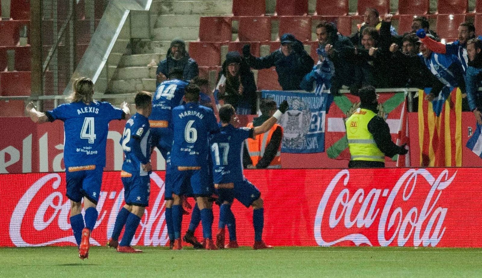 Los jugadores del Alavés se abrazan a Ibai Gómez tras el 2-3, que marcó en el minuto 93.