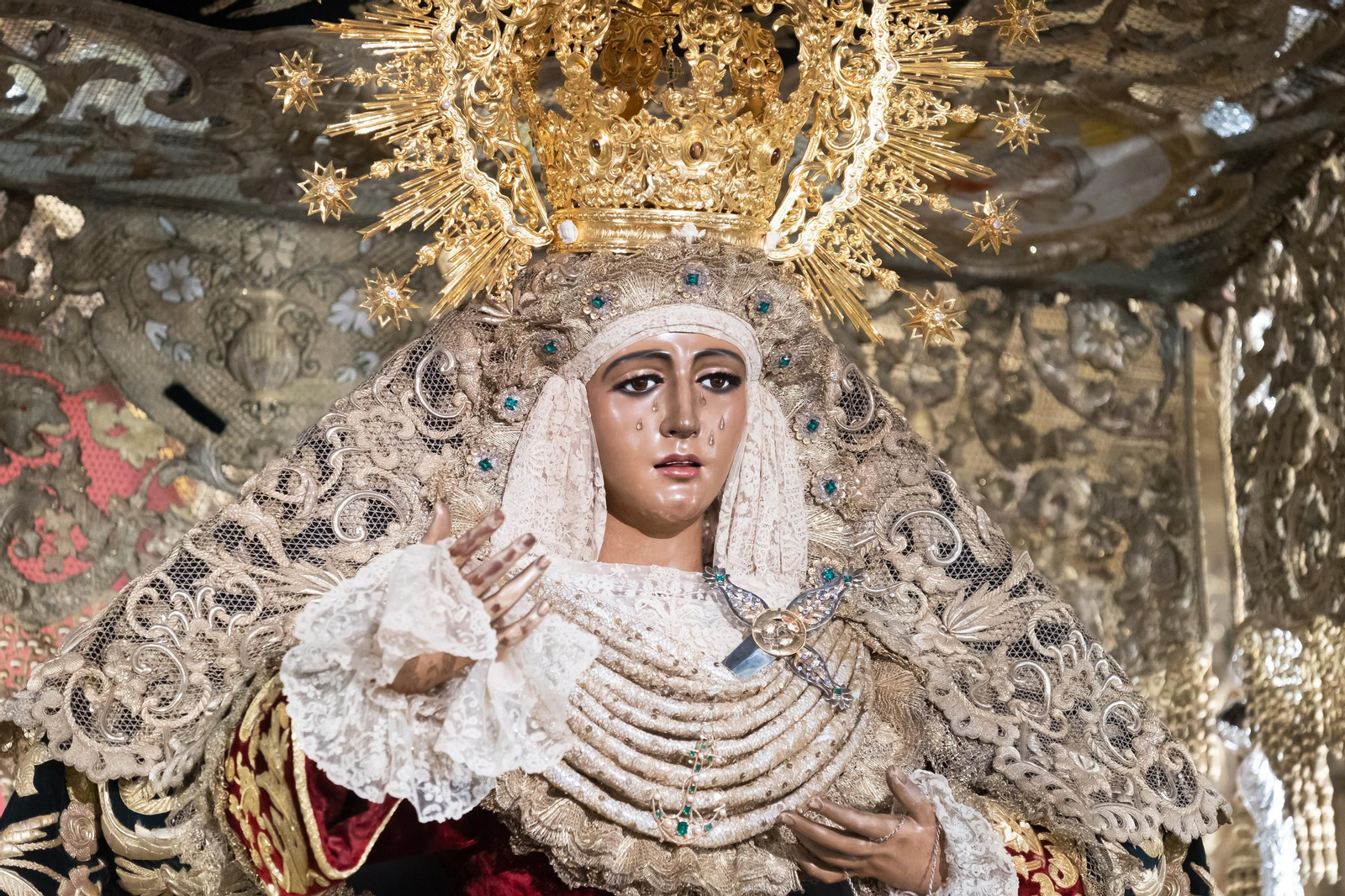 La Esperanza de Triana en su paso de palio, en imágenes