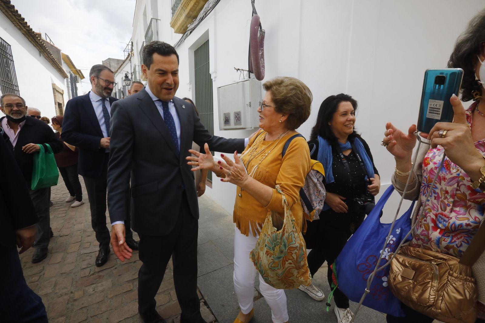 La visita de Juanma Moreno a los Patios de Córdoba, en imágenes.
