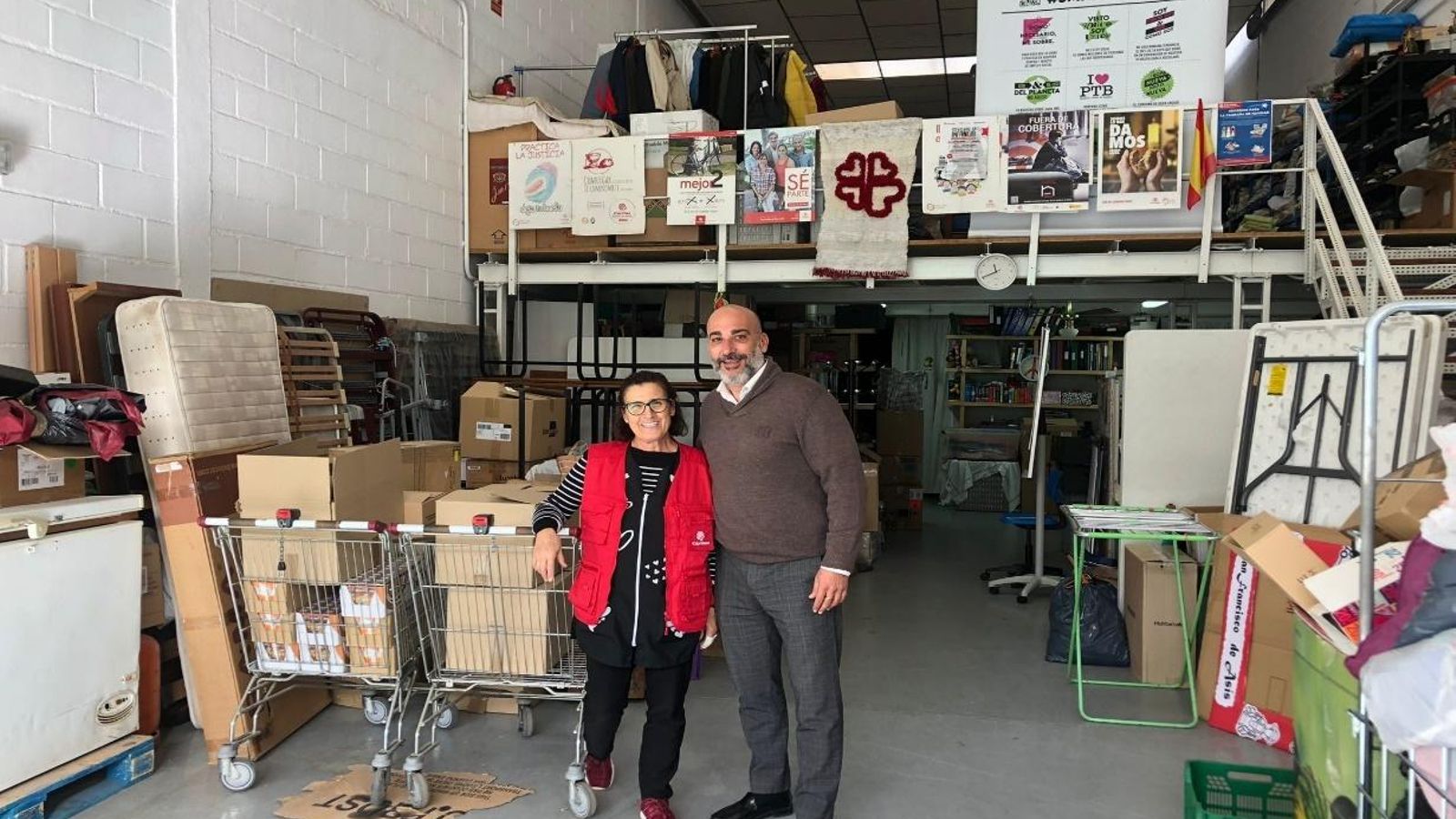 La fundación Isabel Enrique Díaz entregando alimentos a Cáritas.