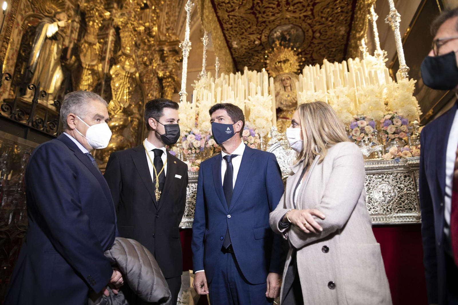 Juan Marín, con la consejera Marifrán Carazo, en las visitas a los templos de Granada, el Miércoles Santo.