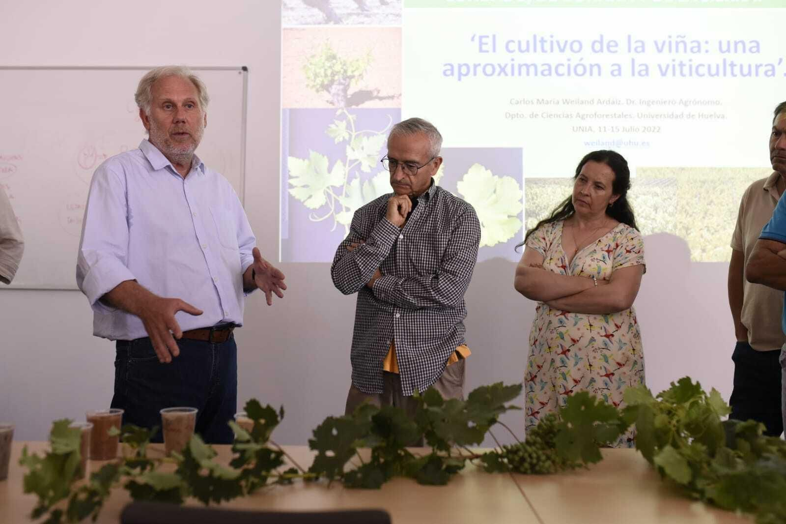 El doctor de la UHU Enrique Torres imparte uno de los Cursos de Verano que han comenzado este lunes en la sede de la UNIA en La Rábida.