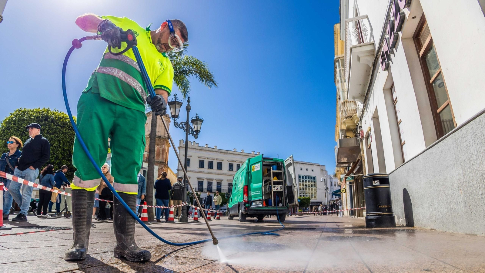 Un operario de los servicios de limpieza en San Fernando retirando la cera de las procesiones de Semana Santa