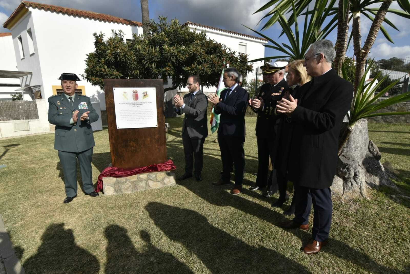 Jesús Núñez y Adrián Vaca, junto al resto de autoridades, tras descubrir el monolito.