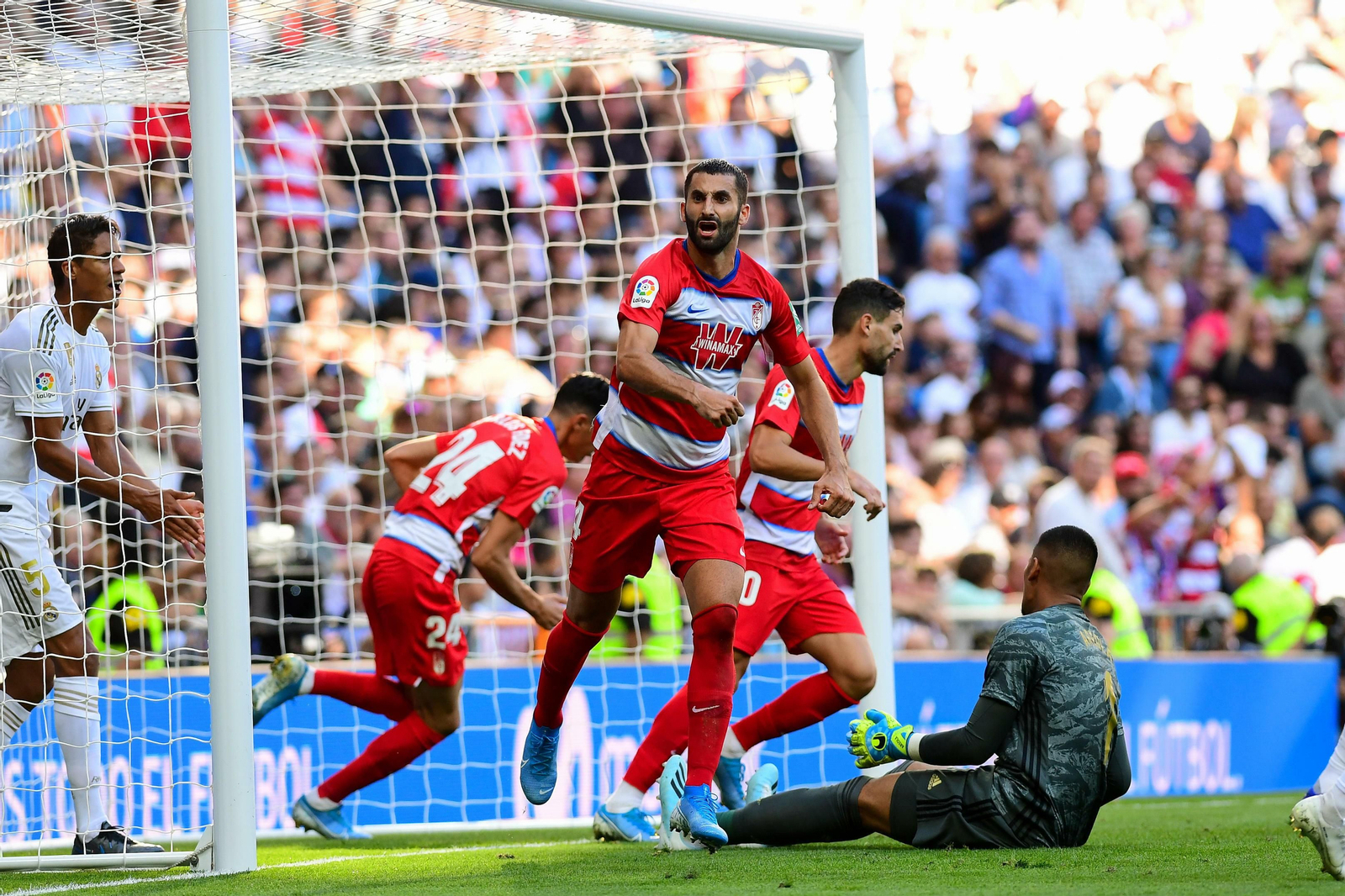 Domingos Duarte festeja su gol con el que dio esperanzas al Granada