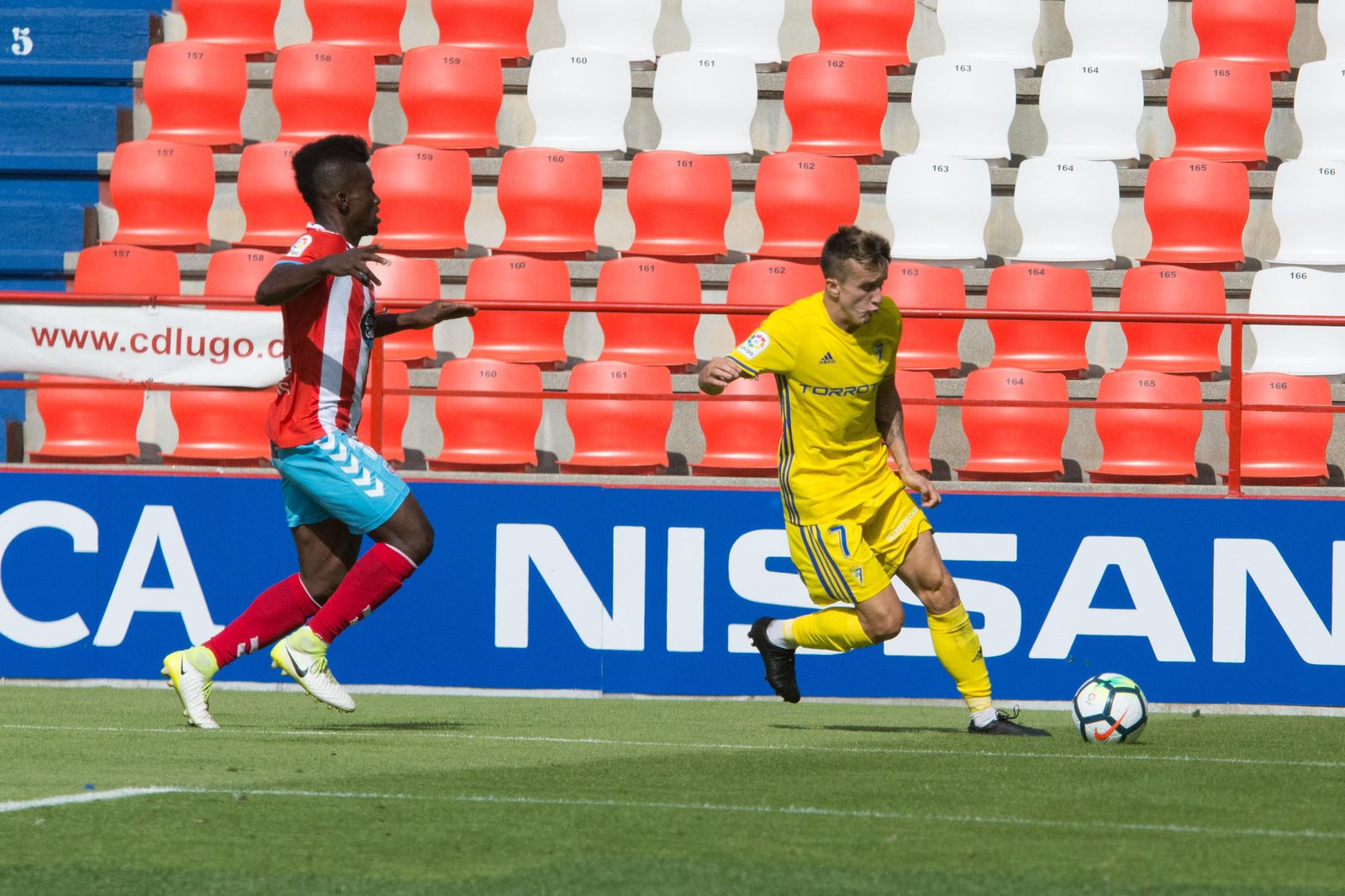 Salvi Sánchez alcanza la línea de fondo en el encuentro en el campo del Lugo la pasada temporada.