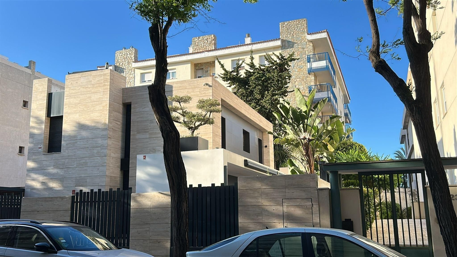 El chalé construido por la familia del futbolista Suso en la calle Tamarindos.