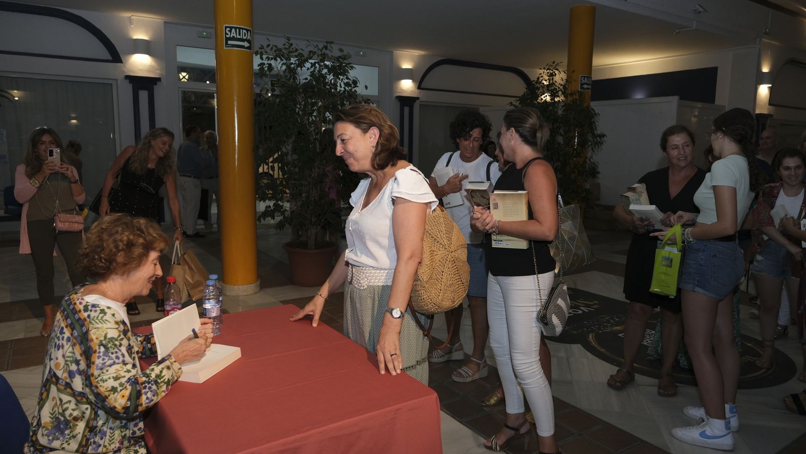 Imágenes de Diario de los Libros en Mojácar, con la escritora Julia Navarro