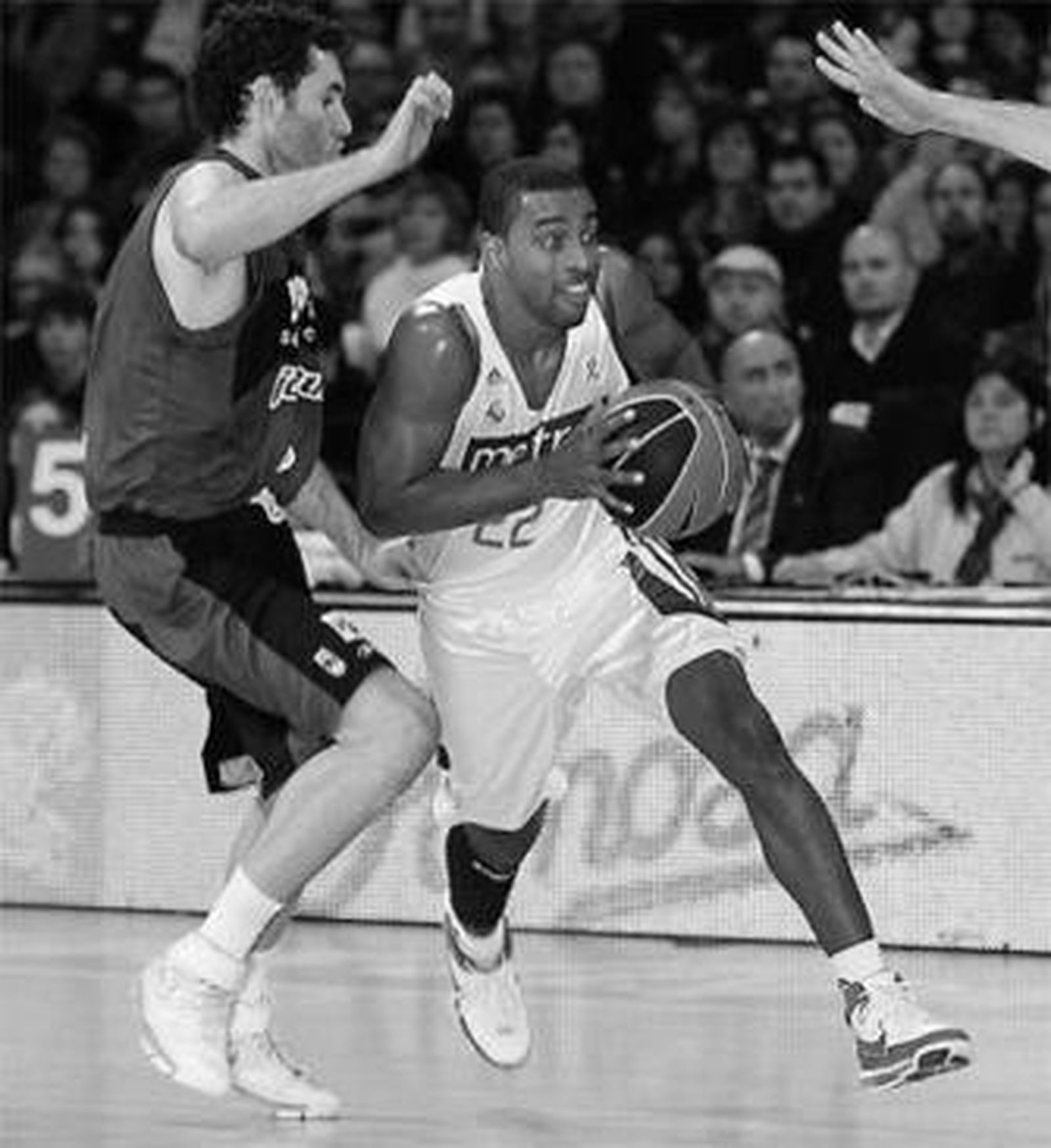 Bullock intenta superar la defensa de Rudy Fernández.