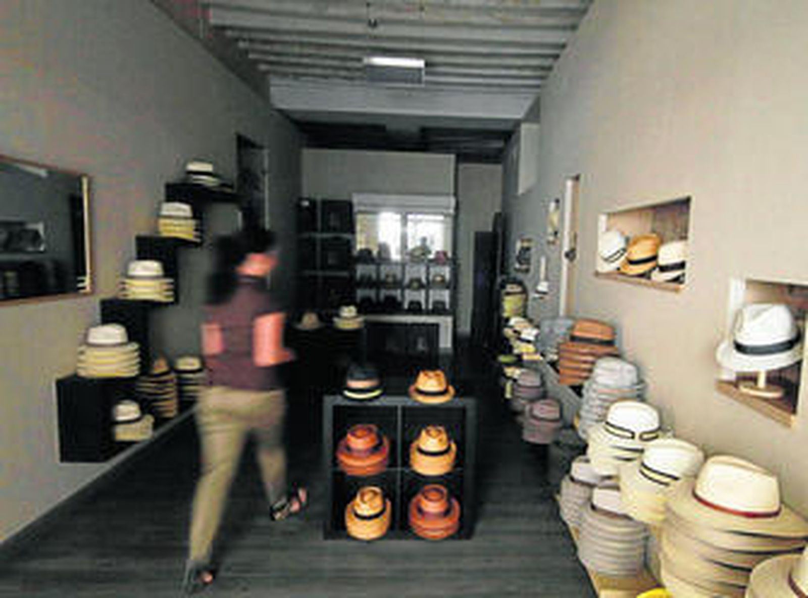 Una tienda de sombreros del centro de la capital se quedó a oscuras por el apagón eléctrico.