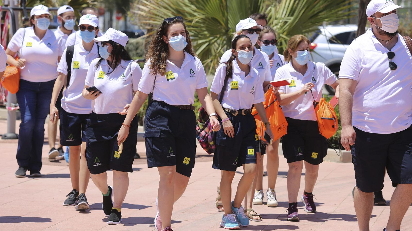 Varios vigilantes esta mañana en la playa de La Misericordia.