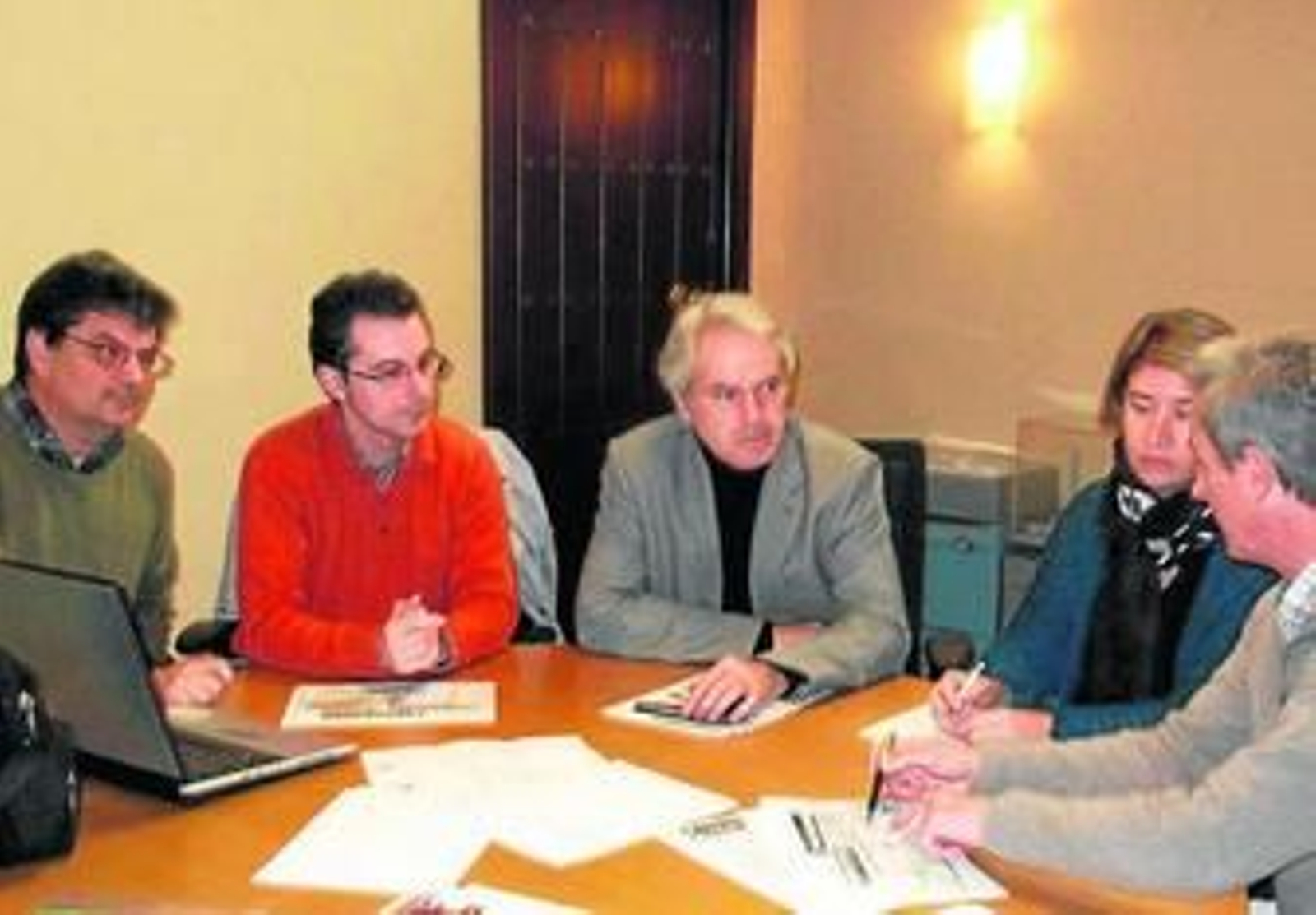 Un momento del encuentro de Muñoz con la asociación de Palos Blancos.