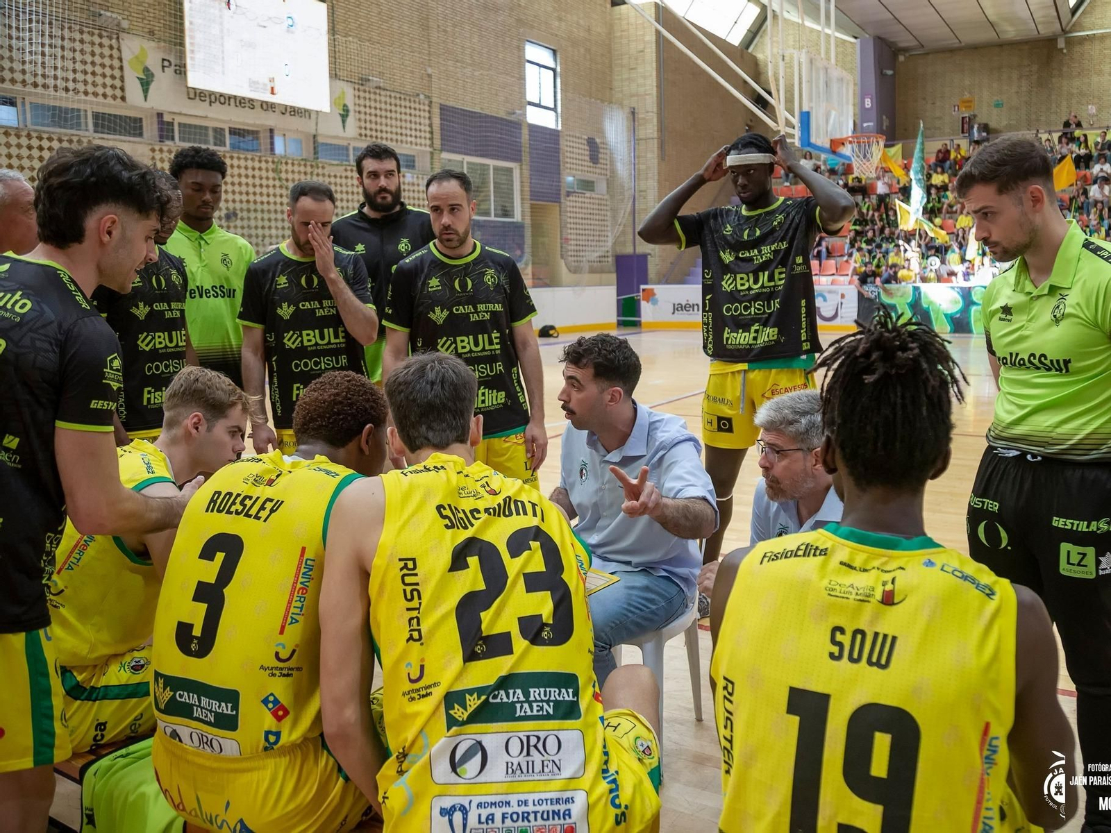 Borja Medina se dirige a sus jugadores en un tiempo muerto.