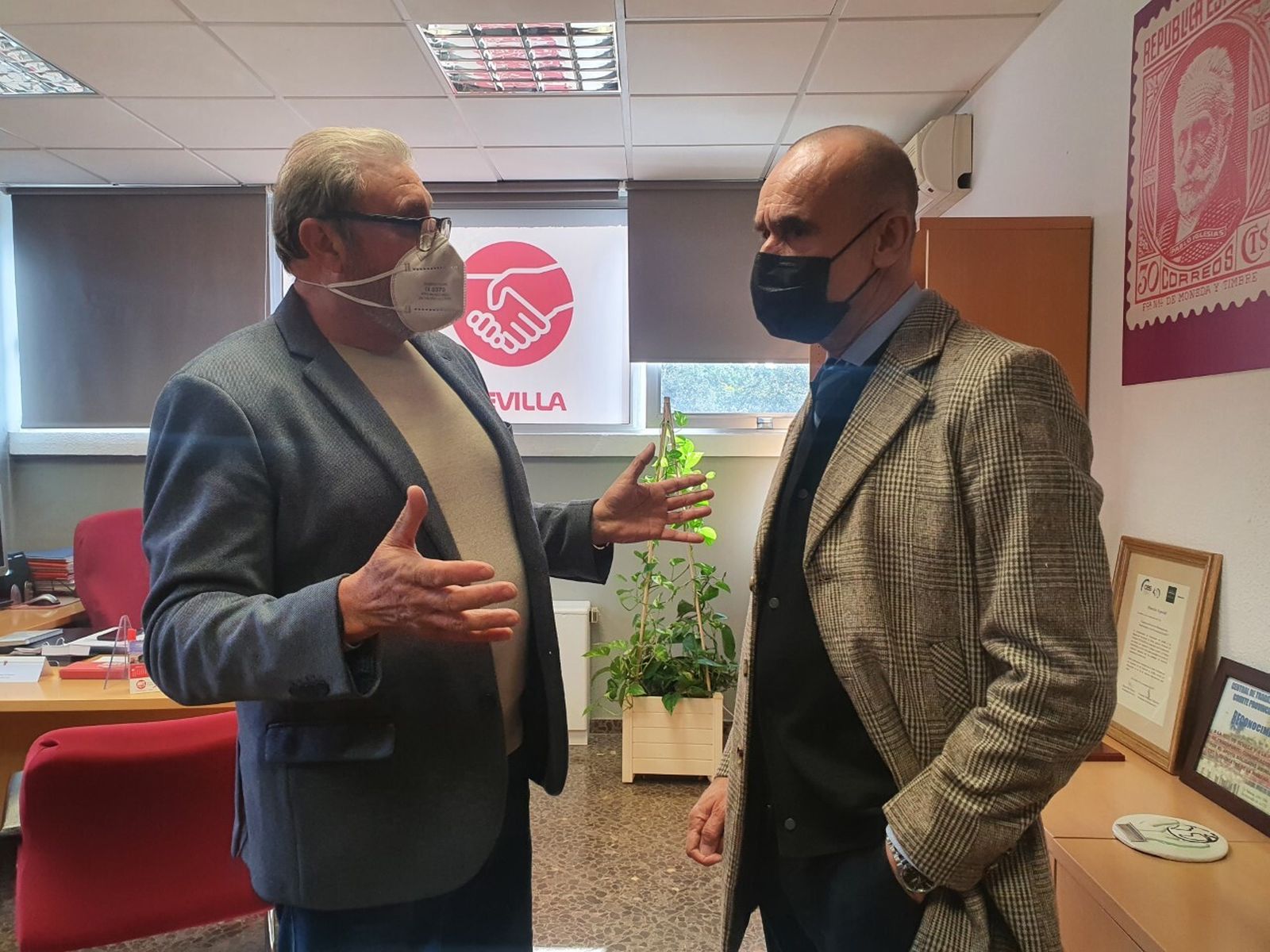 Juan Bautista Ginés charla con Antonio Muñoz.