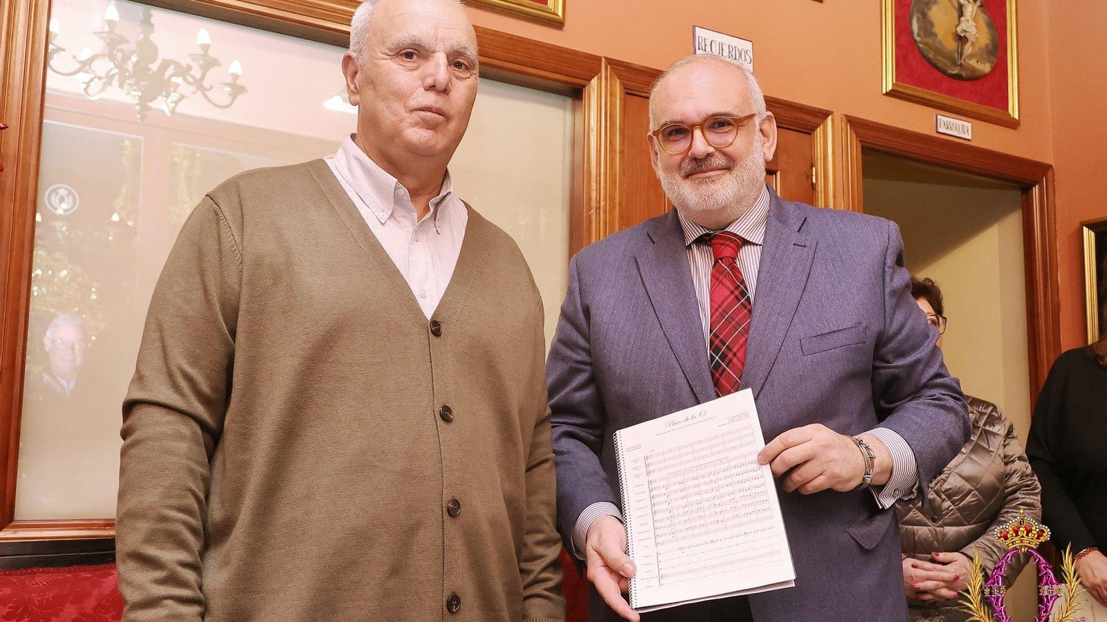 Entrega de las partituras a Javier Fernández, hermano mayor