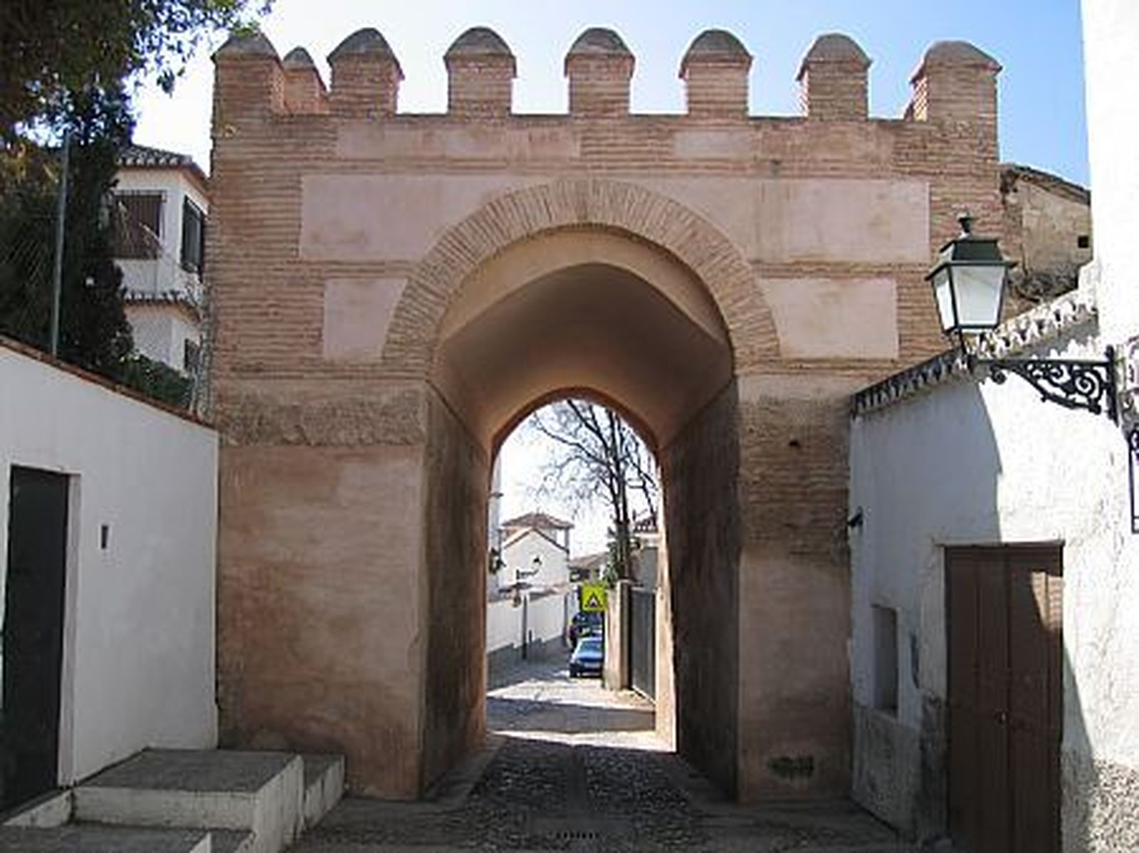 Conoce la peculiar casa arco en el Albaicín de Granada