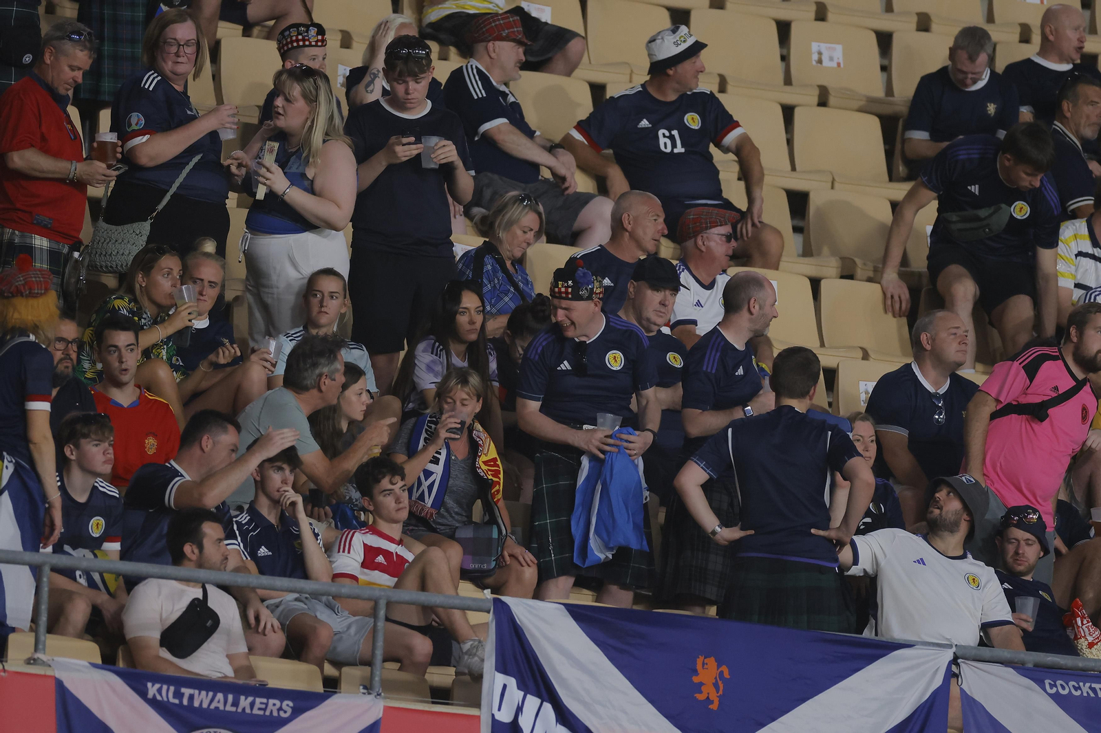 Búscate en las fotos del España-Escocia