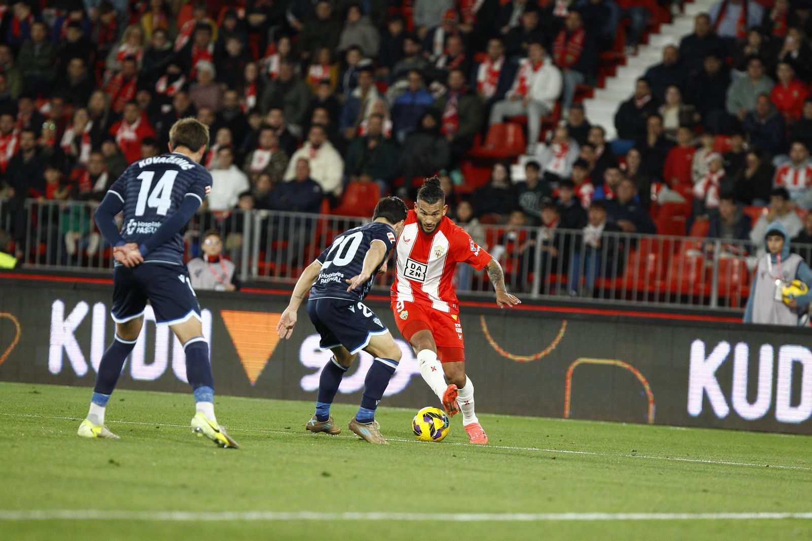 La U.D. Almería empata a uno contra el Cádiz y es campeón de invierno, en imágenes
