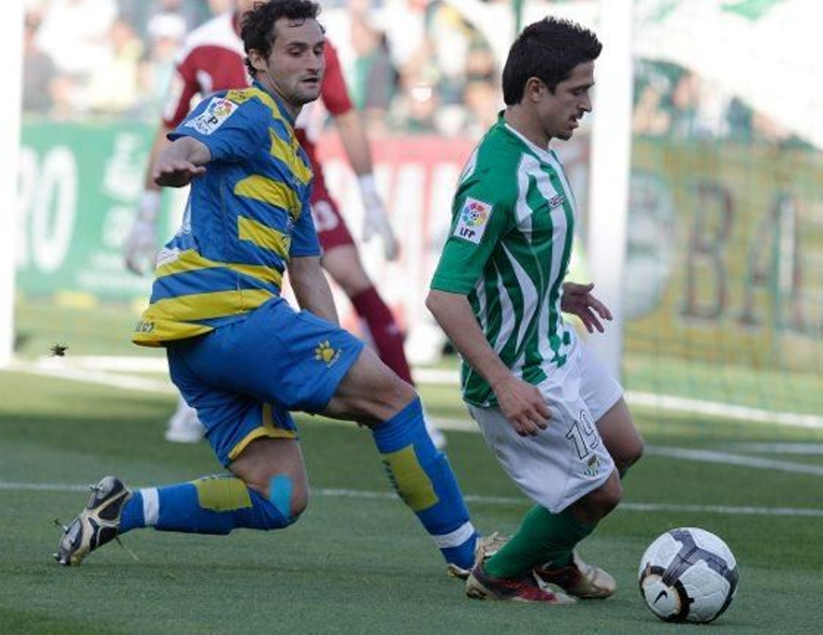 El Cádiz se complica sus opciones de salvar la categoría tras caer goleado en el Ruiz de Lopera por cuatro tantos a cero.

Foto: Antonio Pizarro
