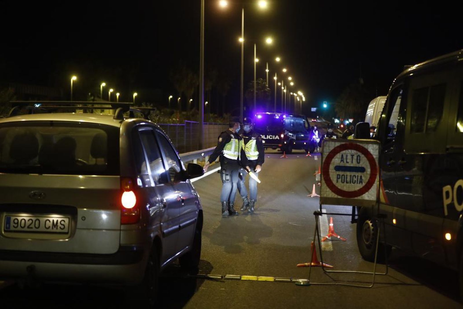 Primeros controles en Sevilla capital con la entrada en vigor de la orden de confinamiento a las doce de la noche de este jueves 29 de octubre.
