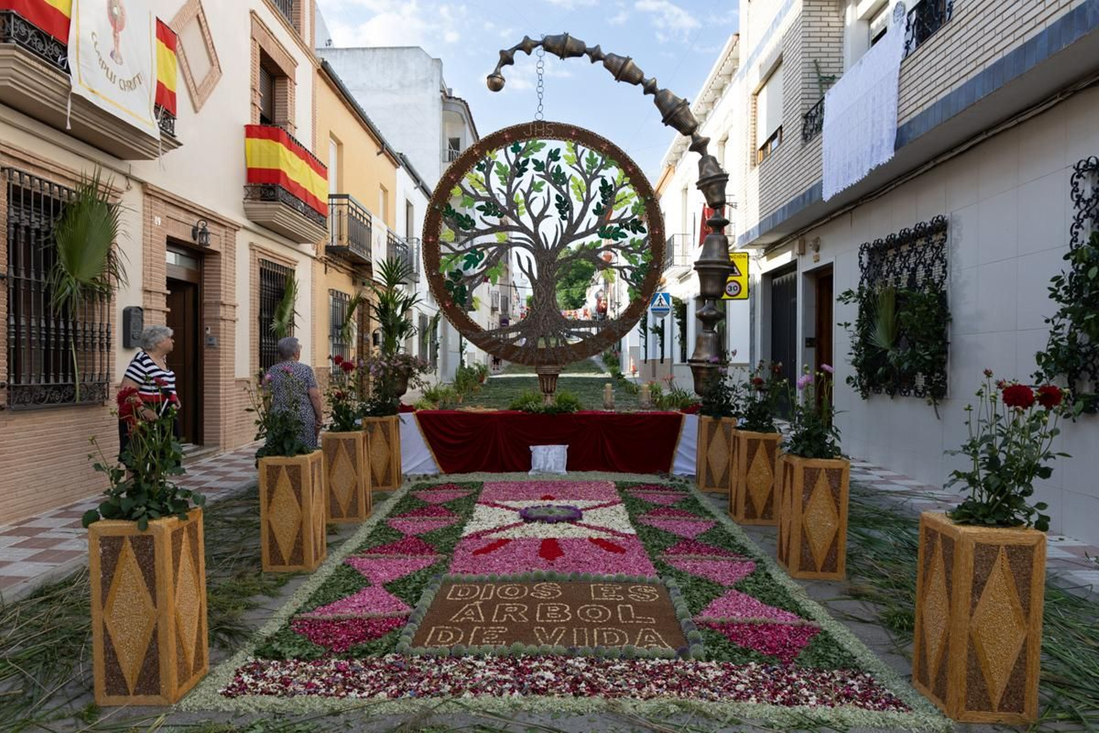 Los vecinos de Villardompardo exponen las obras de su Corpus un año más, en imágenes