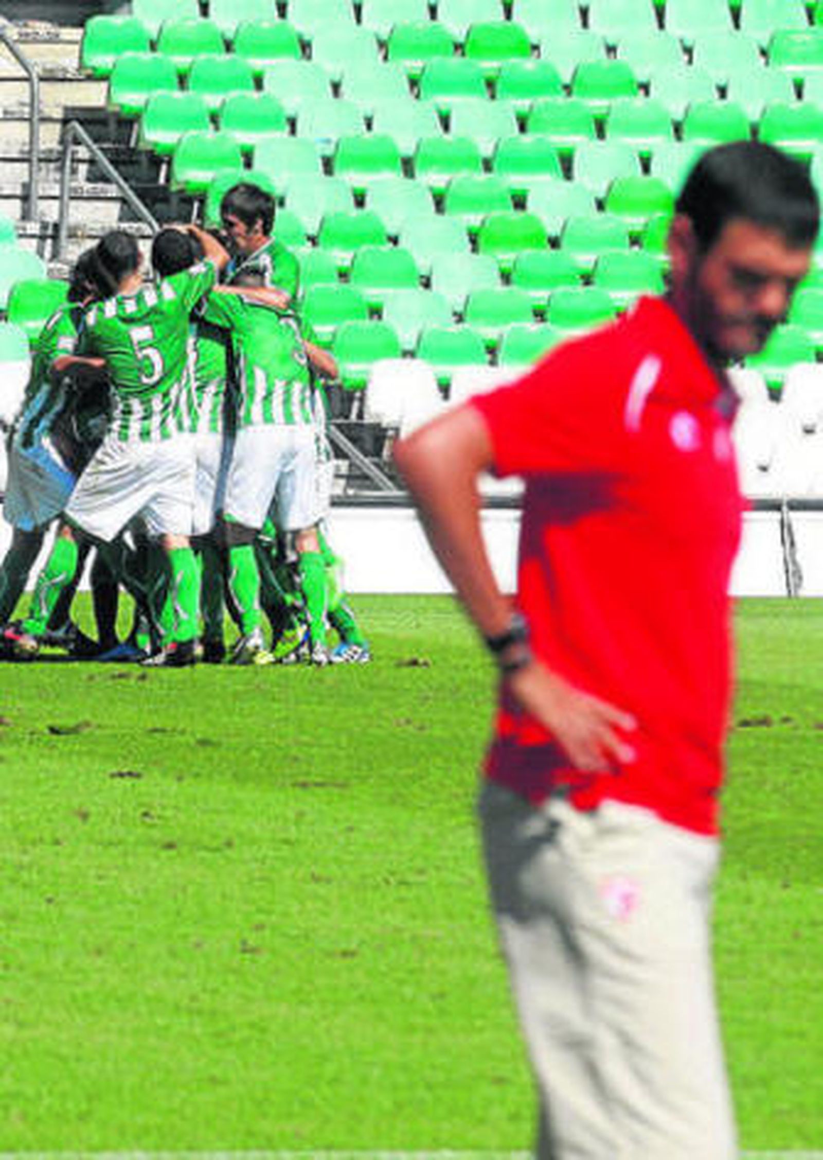 Tejada, preocupado con los brazos en jarra, tras el segundo gol bético.