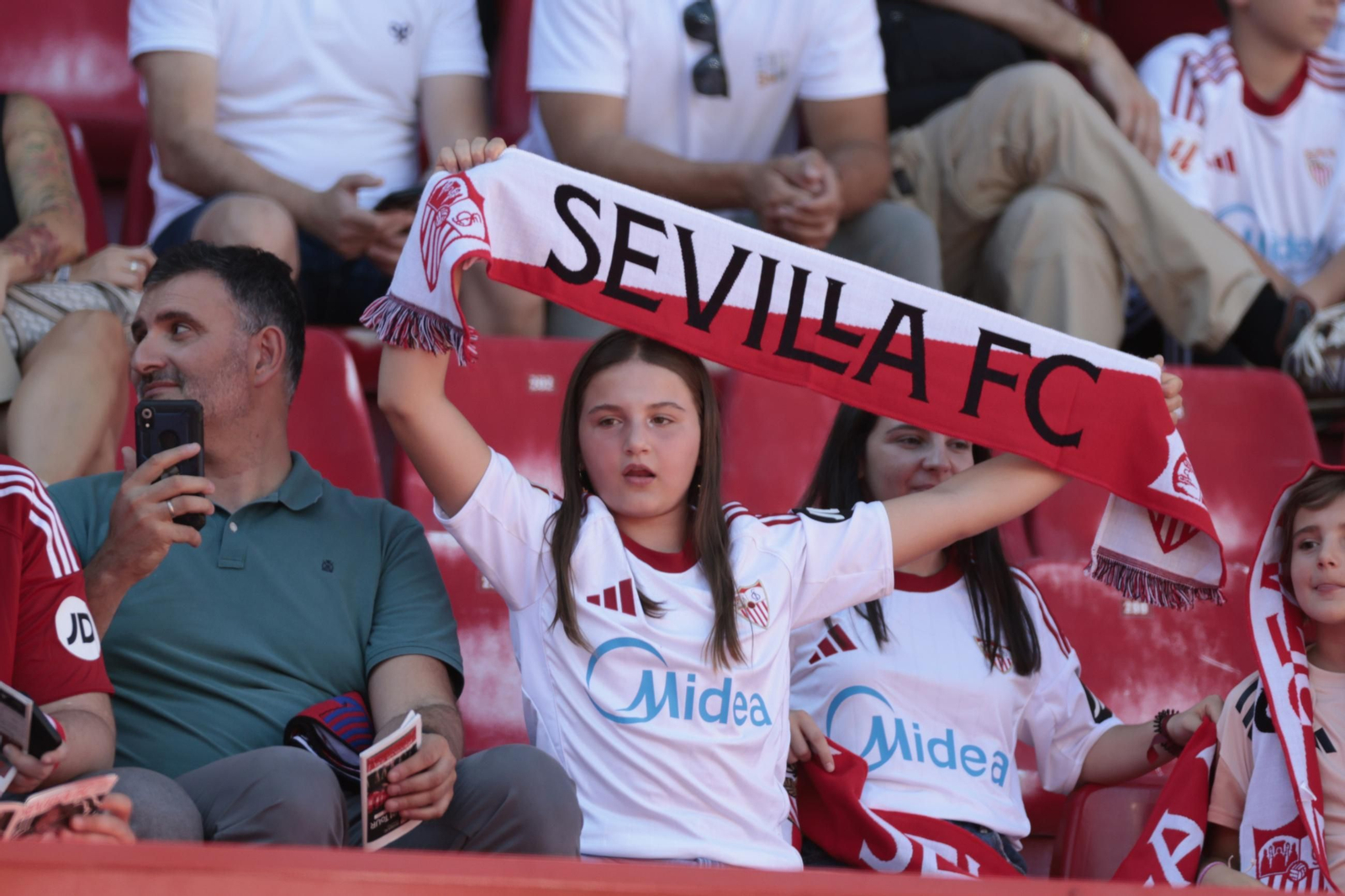 Búscate en las fotos del Sevilla FC - Barcelona