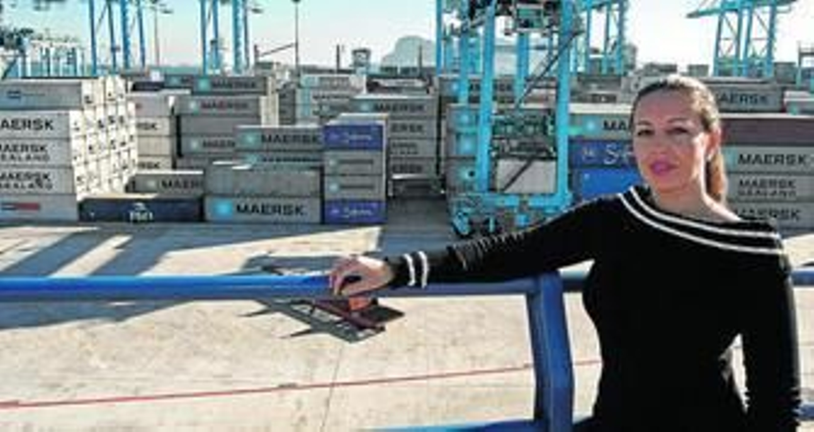 Raquel Saavedra, junto a una de las terminales de contenedores del puerto Bahía de Algeciras.
