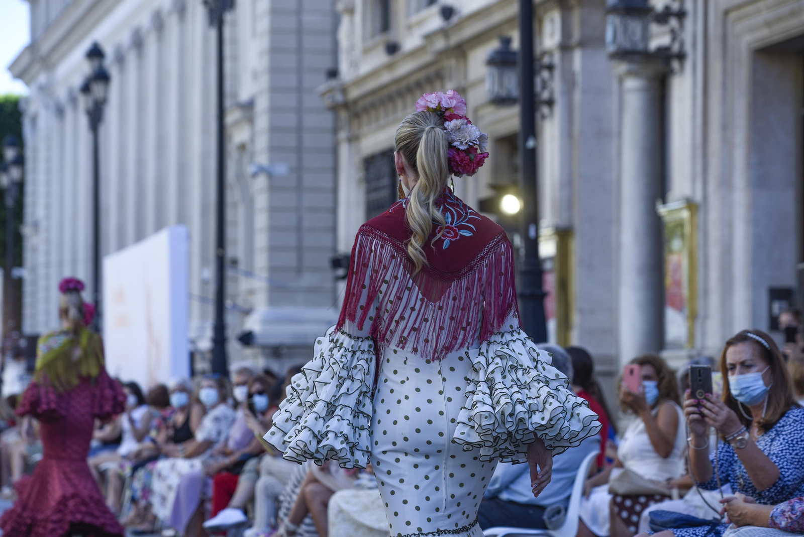 El desfile de moda flamenca de la Avenida de la Constitución, en imágenes