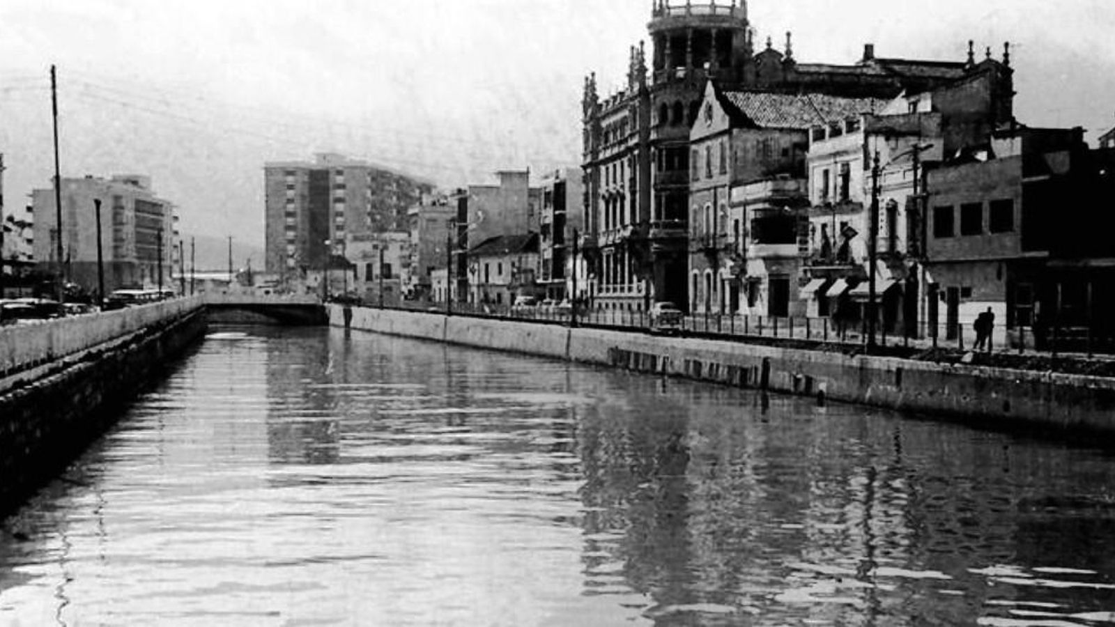 El río de la Miel desde el puente peatonal.