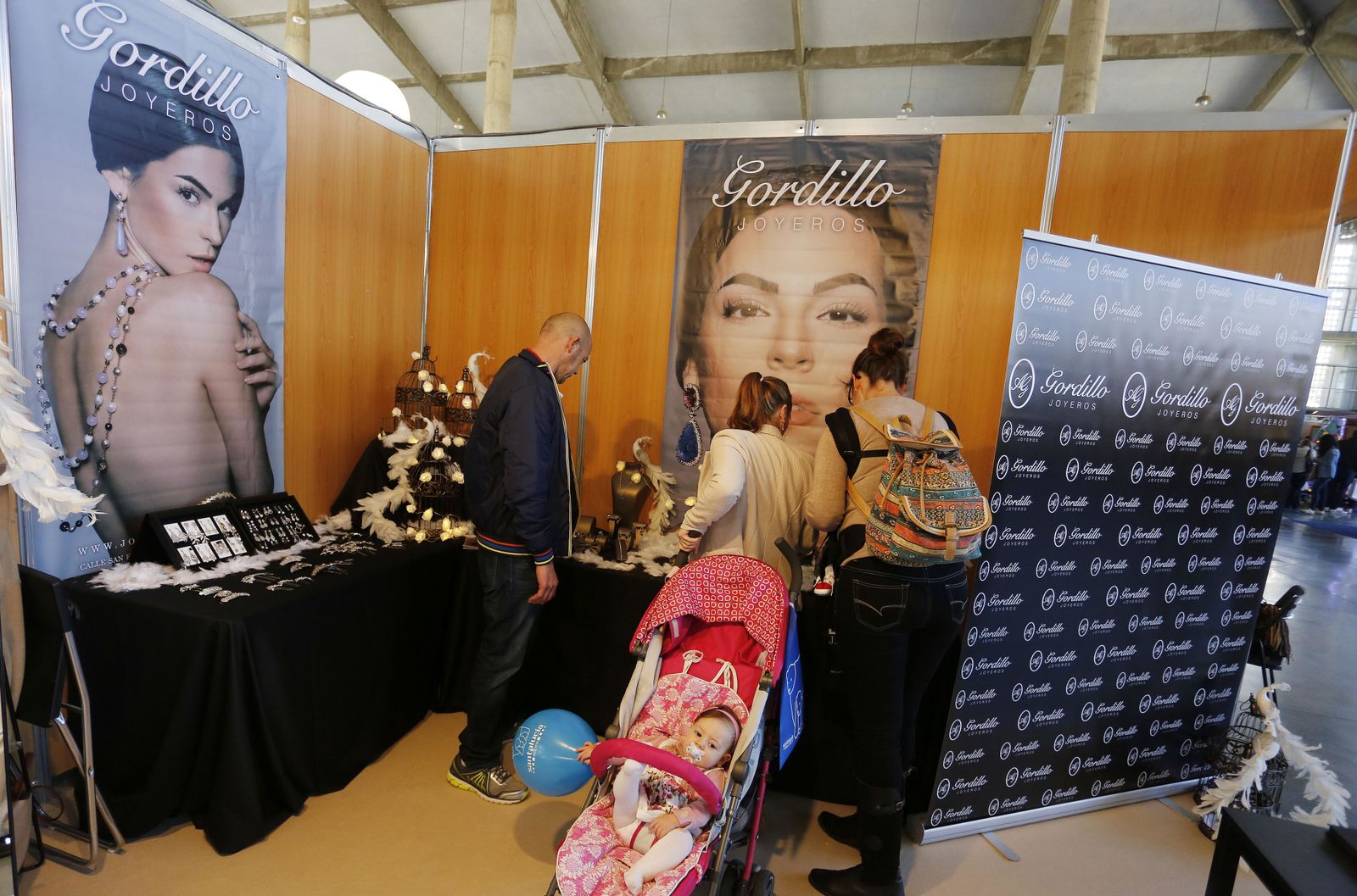 Algunos clientes ayer en el stand de la Joyería Gordillo en Ifeca.