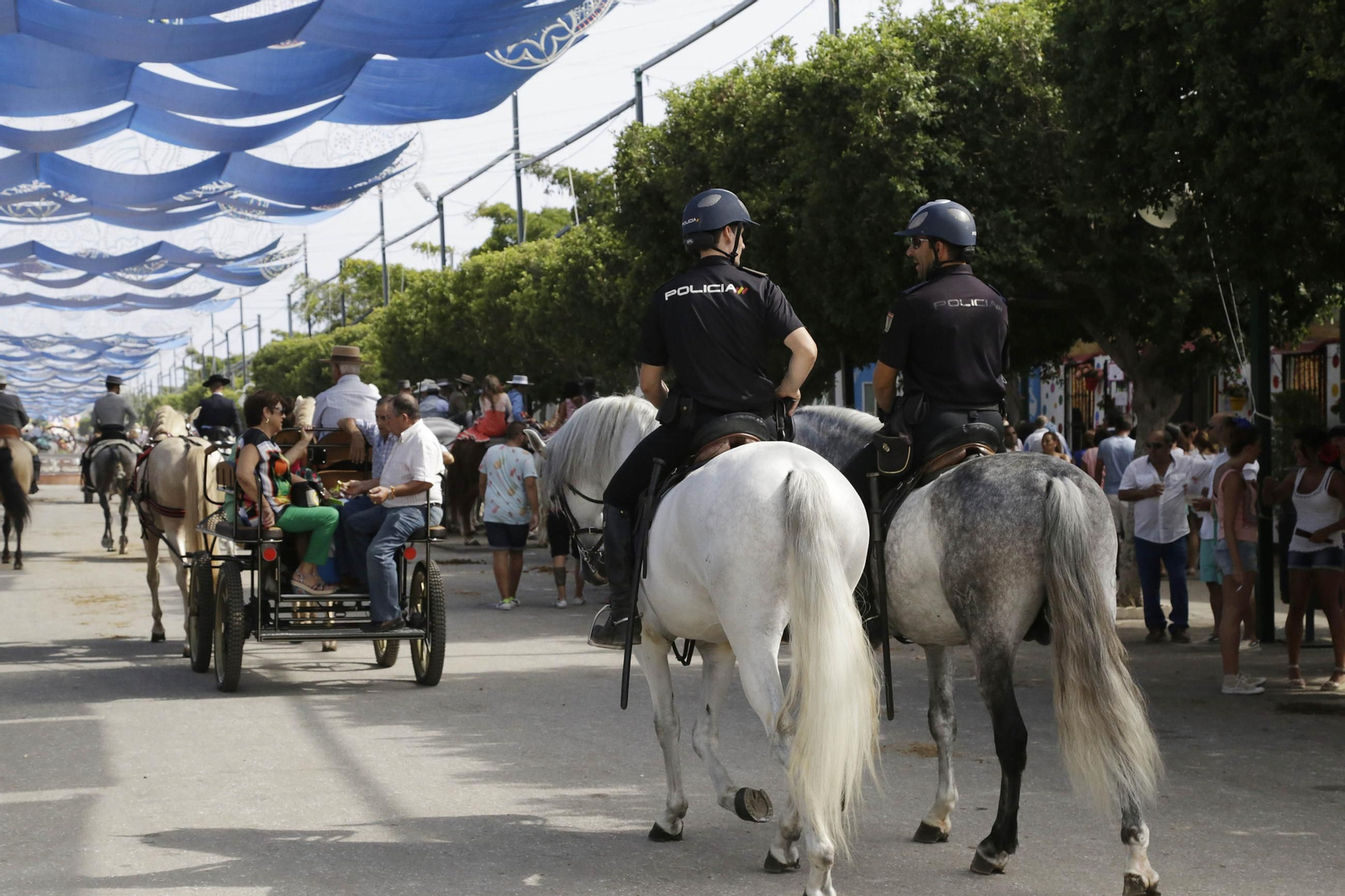 Policías a caballo en el Real de la Feria de Málaga. Policías a caballo en el Real de la Feria de Málaga.