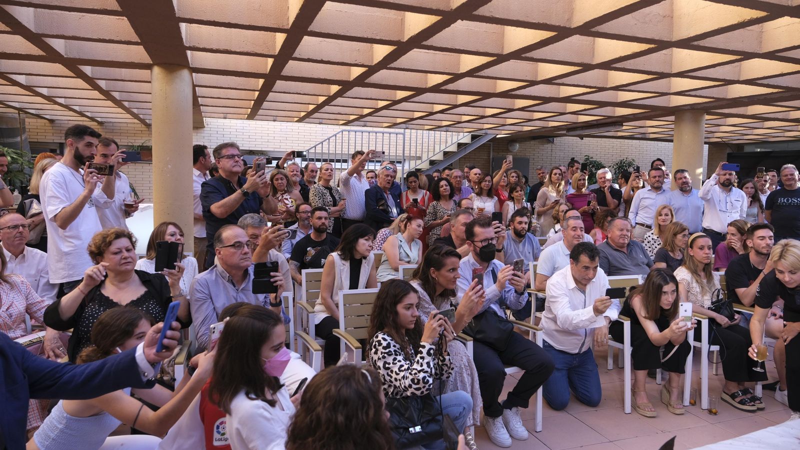 Los asistentes, móvil en mano para inmortalizar el momento, y no es para menos