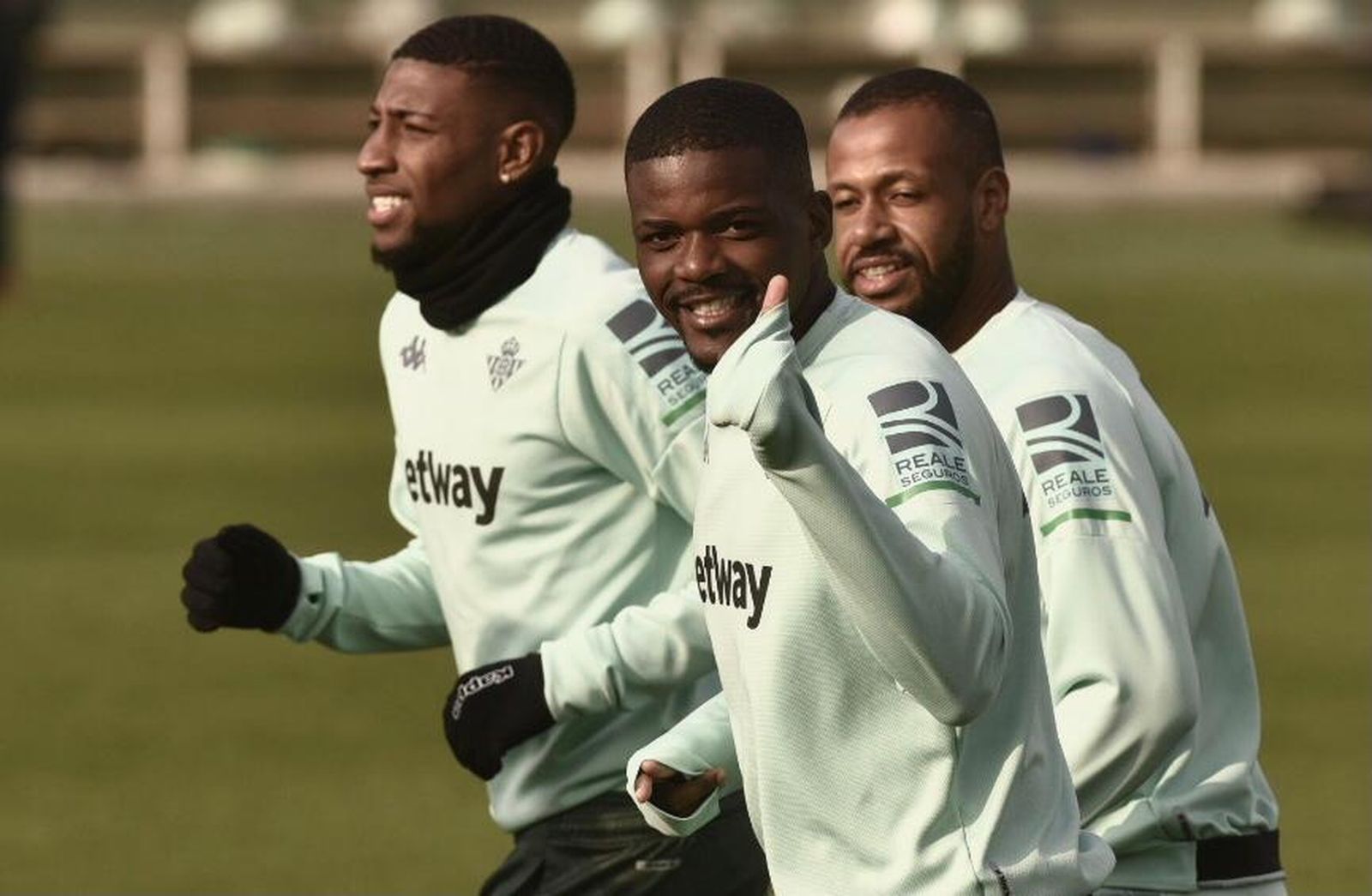 William Carvalho, sonriente, en el entrenamiento de hoy.