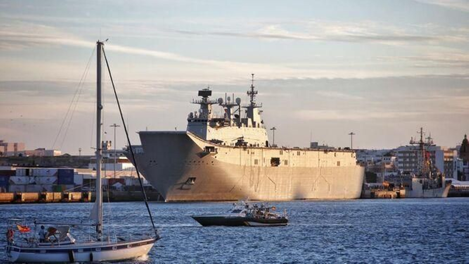 El buque 'Juan Carlos I' en el puerto de Cádiz en una imagen de archivo.