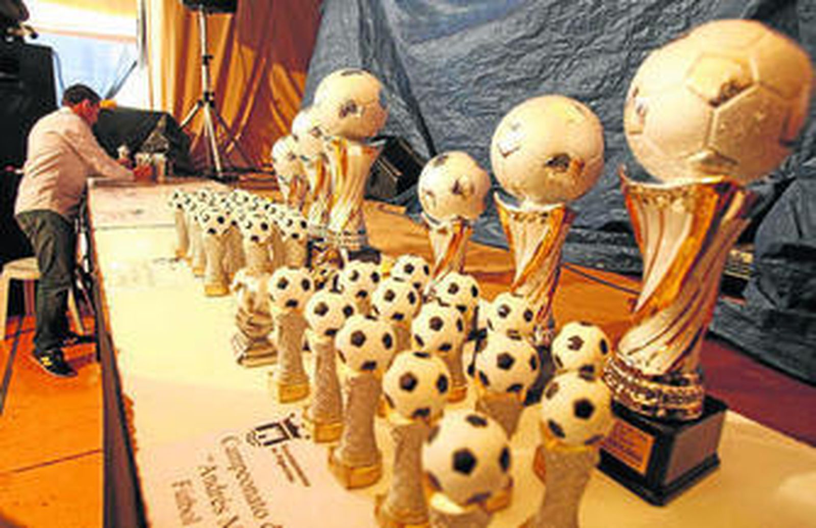 Luis Ángel Fernández entrega uno de los trofeos.