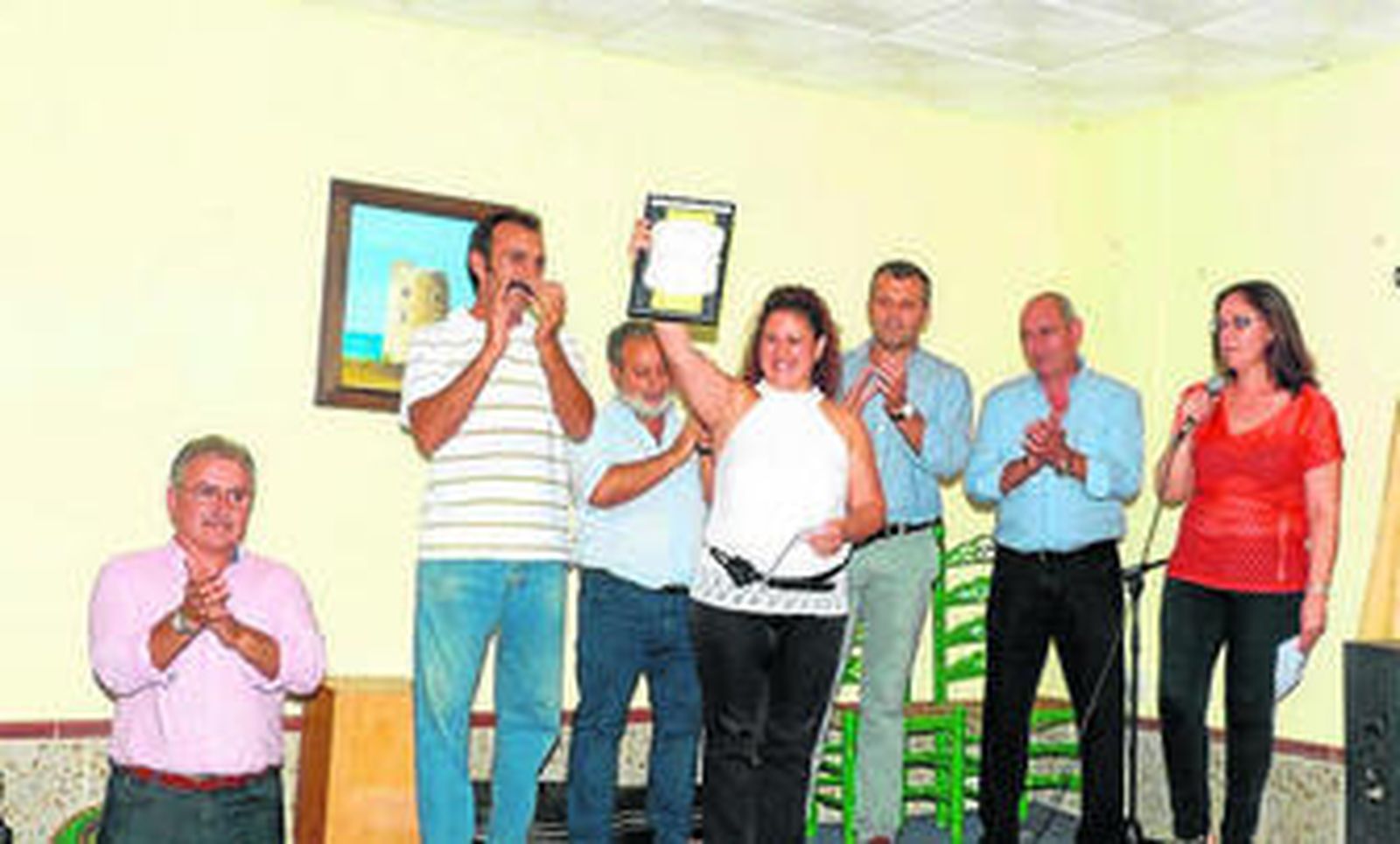 Entrega de la placa a la ganadora del concurso, en presencia del alcalde.