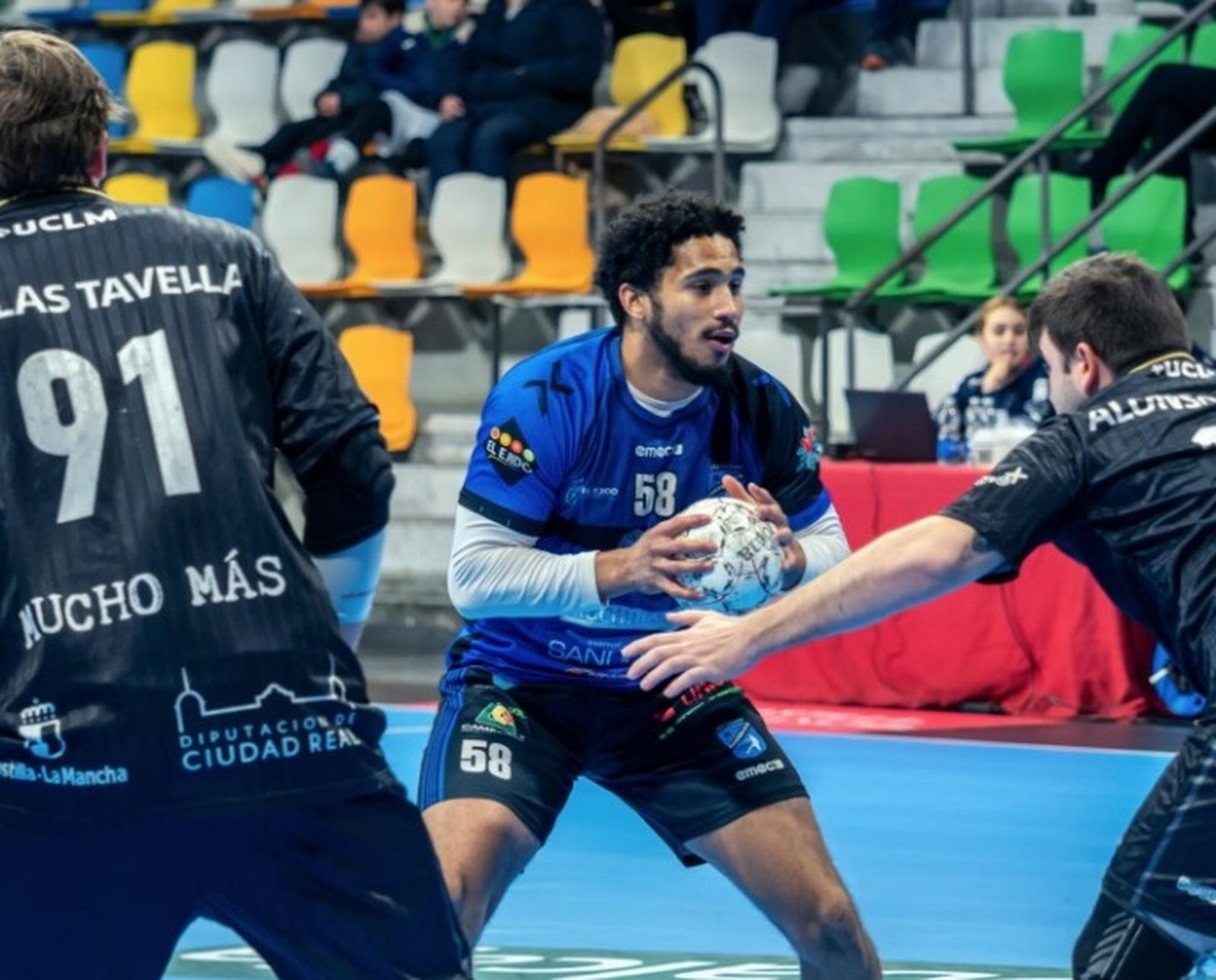 Un jugador canterano-sureño sostiene el balón tras ponerse delante de la defensa ciudadrealeña.