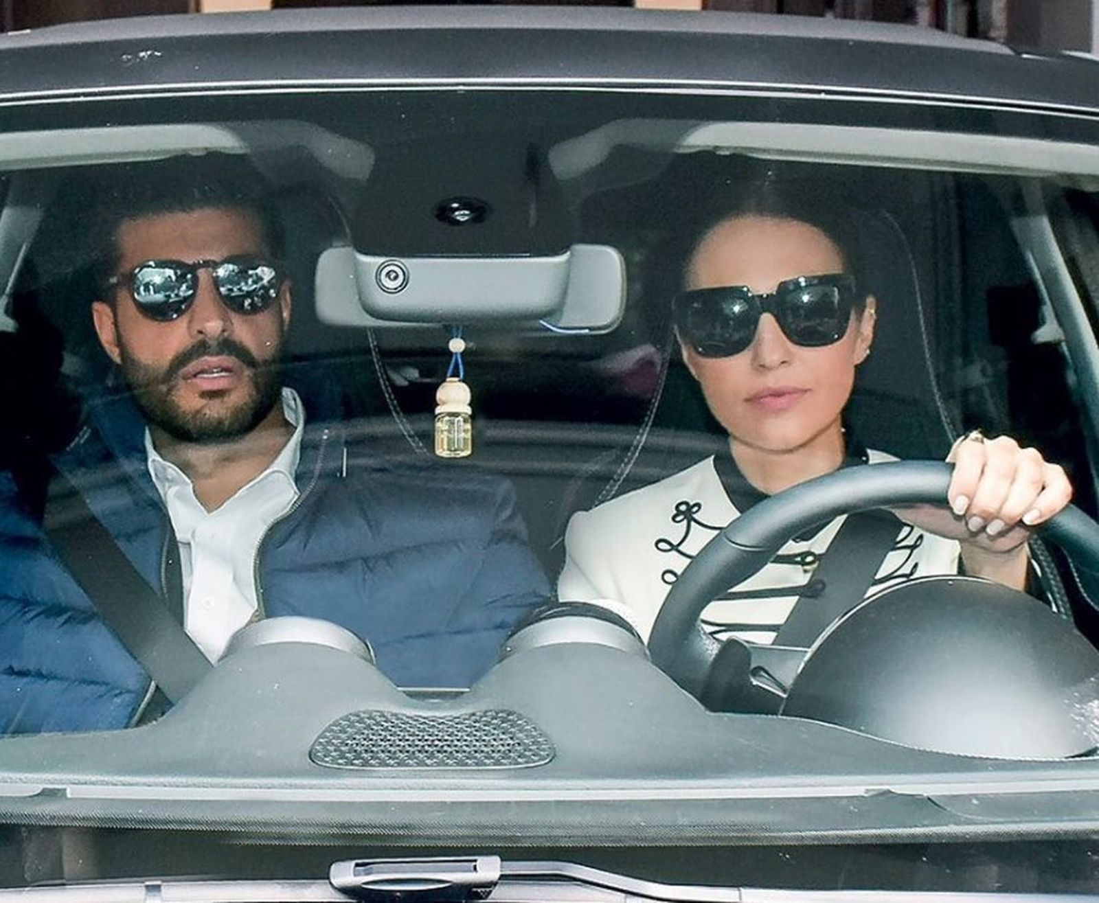 La pareja, en el coche de la protagonista de 'Velvet'.