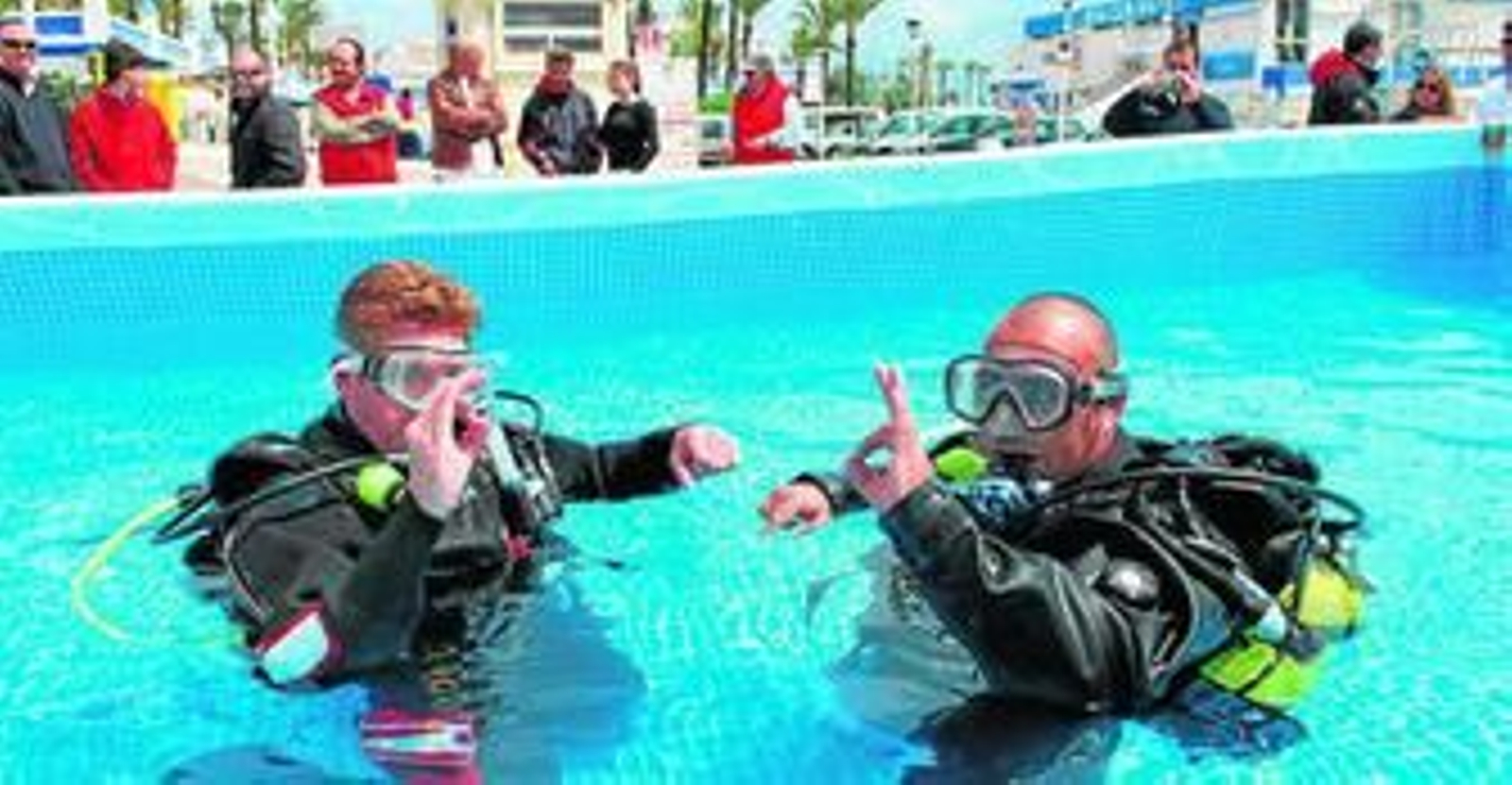 El bautismo de buceo, ayer en el club náutico de Estepona.