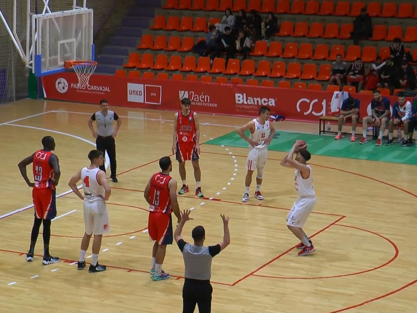 Alberto González en la línea de tiros libres