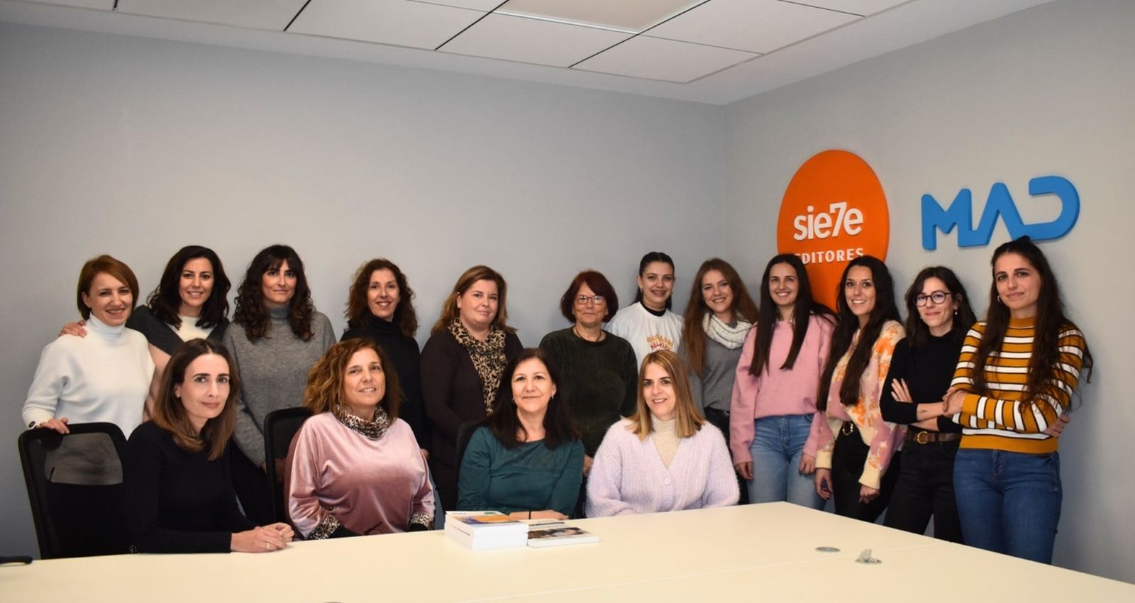 Algunas de las trabajadoras de MAD posan en la sede de la empresa, en Sevilla.
