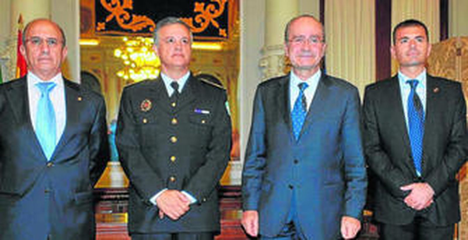 Cerezo, ayer durante el juramento de su cargo, junto al alcalde, el coordinador de Seguridad, Florentino Villabona, y el concejal Julio Andrade.