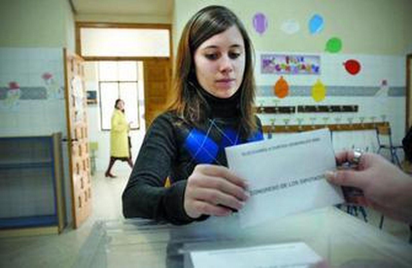 Cristina, una joven jiennense que acaba de cumplir 18 años, acude por primera vez a votar.