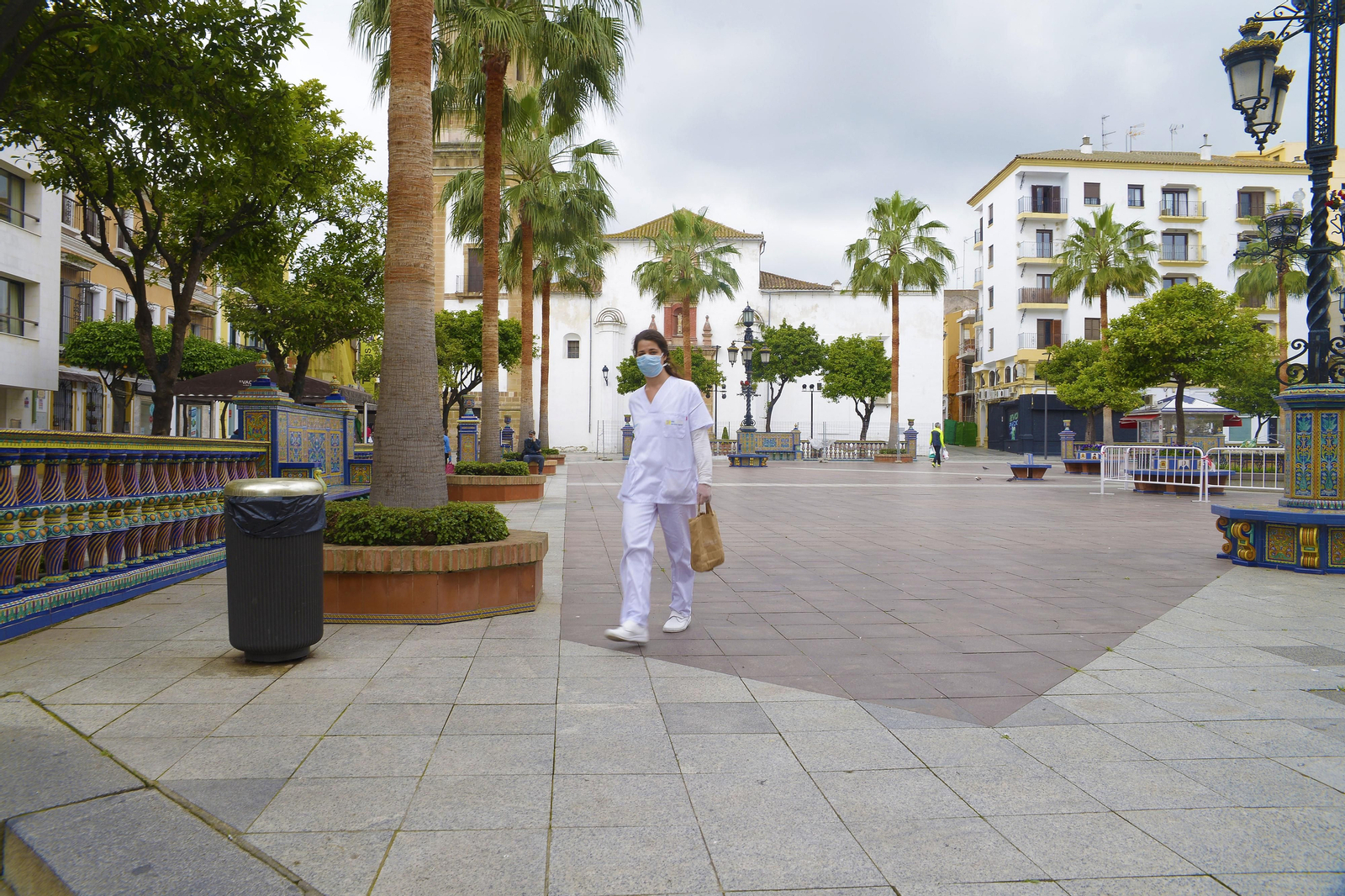 Una mujer con mascarilla en la Plaza Alta de Algeciras